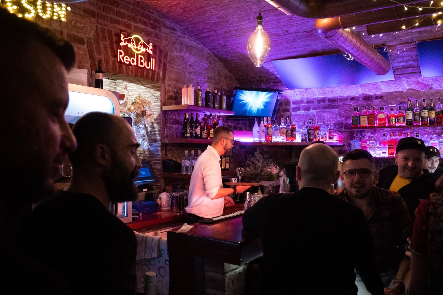 Atmosféra u baru v IP Club Prague